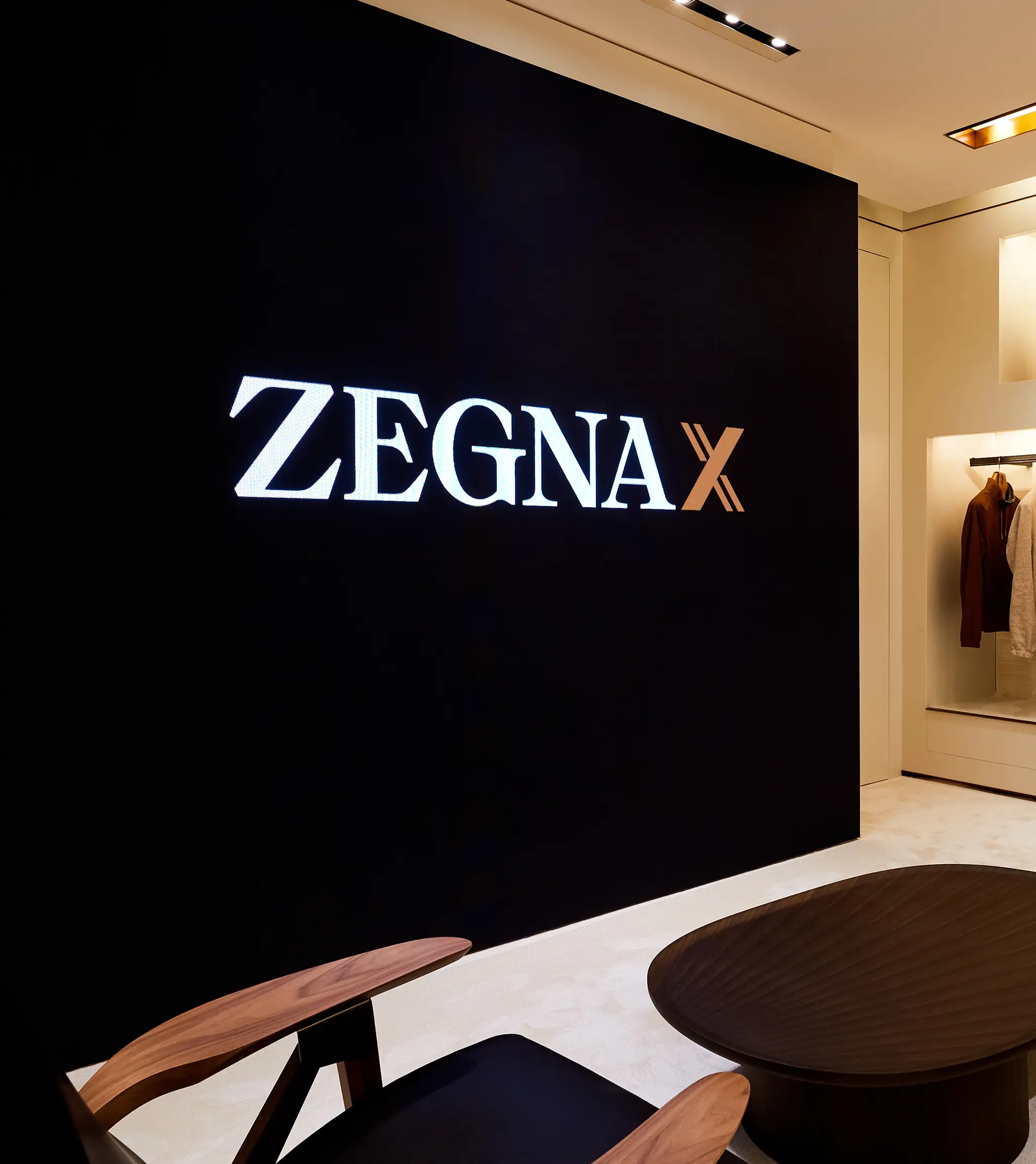 ZEGNA 精品店內有帶 ZEGNA X 標誌的牆面，還有全新 ZEGNA X 衣櫥配置服務。